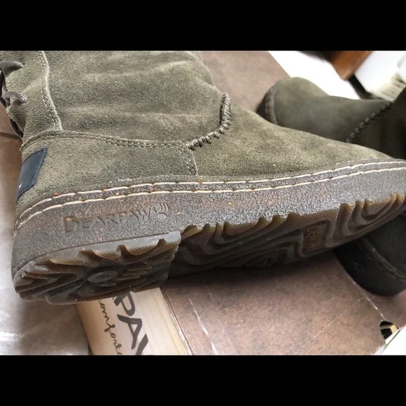 Bearpaw suede winter boots. Lace up back. Super warm and comfortable. Size 6 - Picture 3 of 7